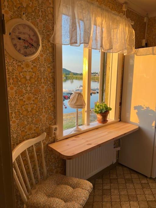 Hamnstuga I Haestholmens Smabatshamn Odeshog