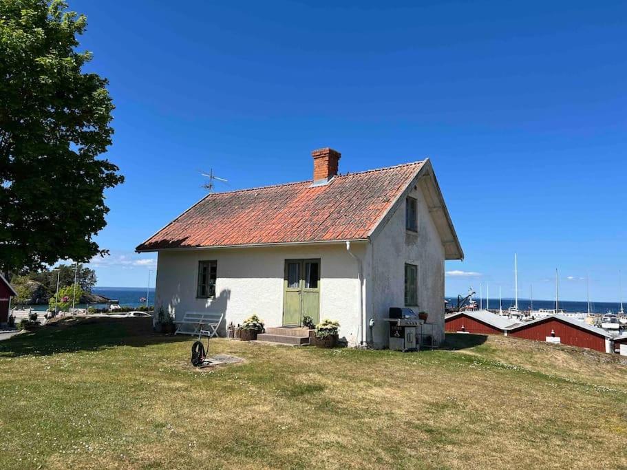 Hamnstuga I Haestholmens Smabatshamn *