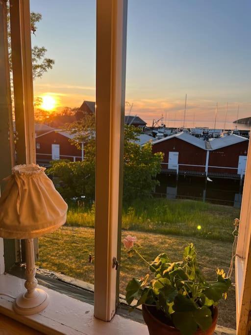 Hamnstuga I Haestholmens Smabatshamn *